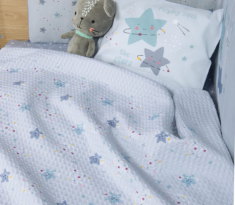 NEF-NEF ΒΡΕΦΙΚΗ ΚΟΥΒΕΡΤΑ ΠΙΚΕ AΓΚΑΛΙΑΣ EXPLORE THE UNIVERSE 80X110 NEF-NEF HOMEWARE, 100% BAMBAKI