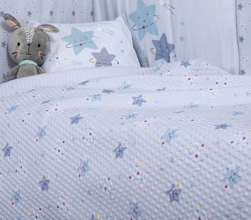 NEF-NEF ΒΡΕΦΙΚΗ ΚΟΥΒΕΡΤΑ ΠΙΚΕ AΓΚΑΛΙΑΣ EXPLORE THE UNIVERSE 80X110 NEF-NEF HOMEWARE, 100% BAMBAKI - Image 3